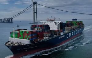 Согласно данным сервиса VesselFinder, CMA CGM Symi направляется в Индию