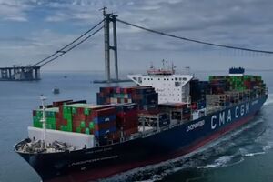 Згідно з даними сервісу VesselFinder, CMA CGM Symi прямує до Індії