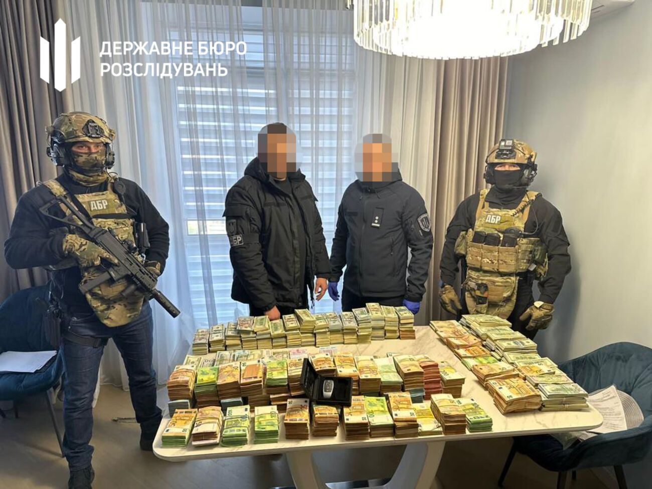 Під час обшуку правоохоронці виявили в підозрюваного $4 млн готівкою