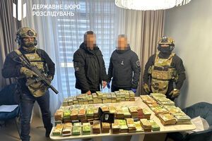 Під час обшуку правоохоронці виявили в підозрюваного $4 млн готівкою