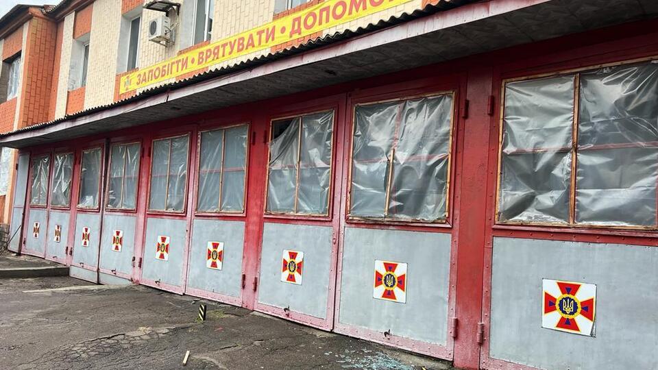 Унаслідок влучань 26 листопада було пошкоджено два підрозділи рятувальників у Донецькій і Запорізькій областях, зазначили у ДСНС України