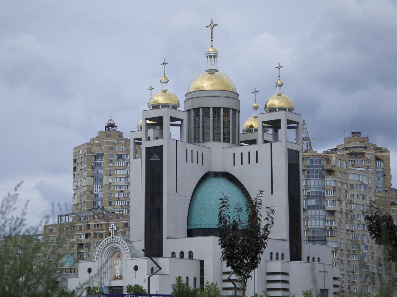 Ударная волна повредила двери и выбила окна в патриаршем соборе УГКЦ в Киеве