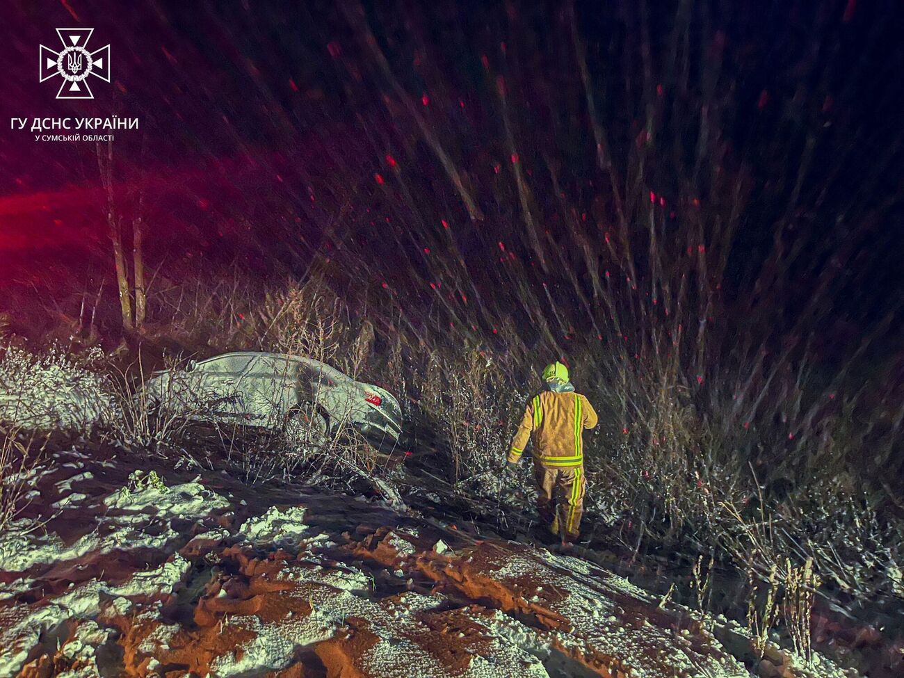 Спасатели, используя пожарный автомобиль повышенной проходимости, высвободили из заснеженной обочины дороги легковой автомобиль вблизи села Волковцы, отметили в ГСЧС