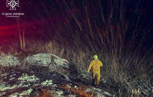 Спасатели, используя пожарный автомобиль повышенной проходимости, высвободили из заснеженной обочины дороги легковой автомобиль вблизи села Волковцы, отметили в ГСЧС