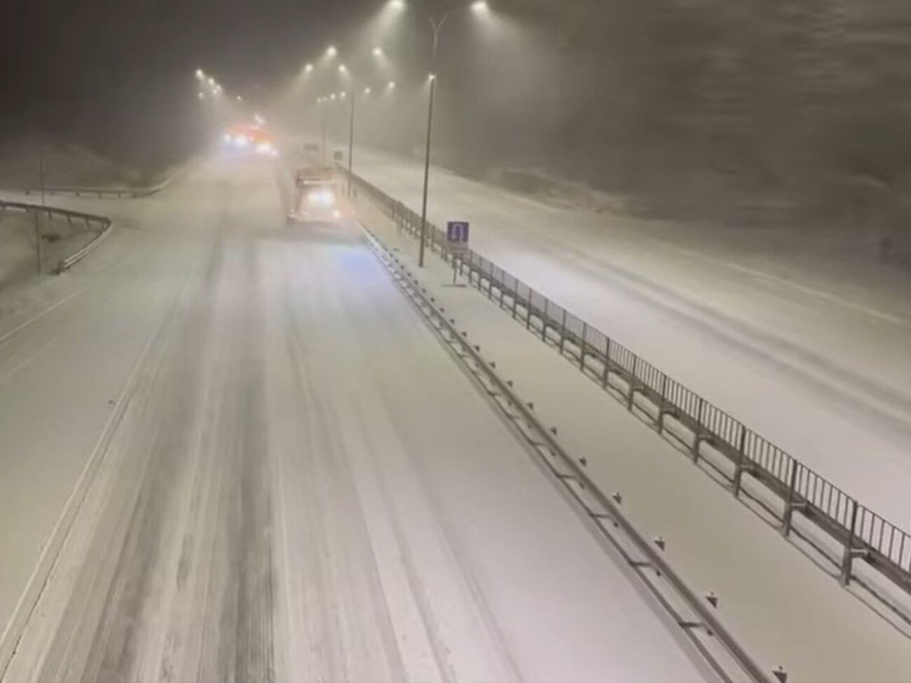 На автодорогах Киевской области работают 157 единиц техники и 203 работника, отметили в ОВА