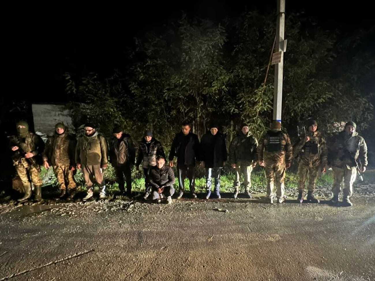 Перевести п'ятьох чоловіків через кордон за $5–8 тис. мав місцевий житель, зазначили у прикордонній службі