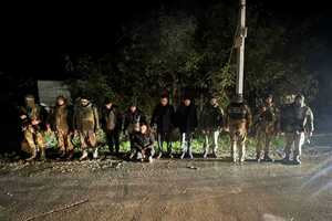 Перевести п'ятьох чоловіків через кордон за $5–8 тис. мав місцевий житель, зазначили у прикордонній службі