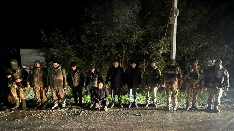 Перевести пятерых мужчин через границу за $5–8 тыс. должен был местный житель, отметили в погранслужбе