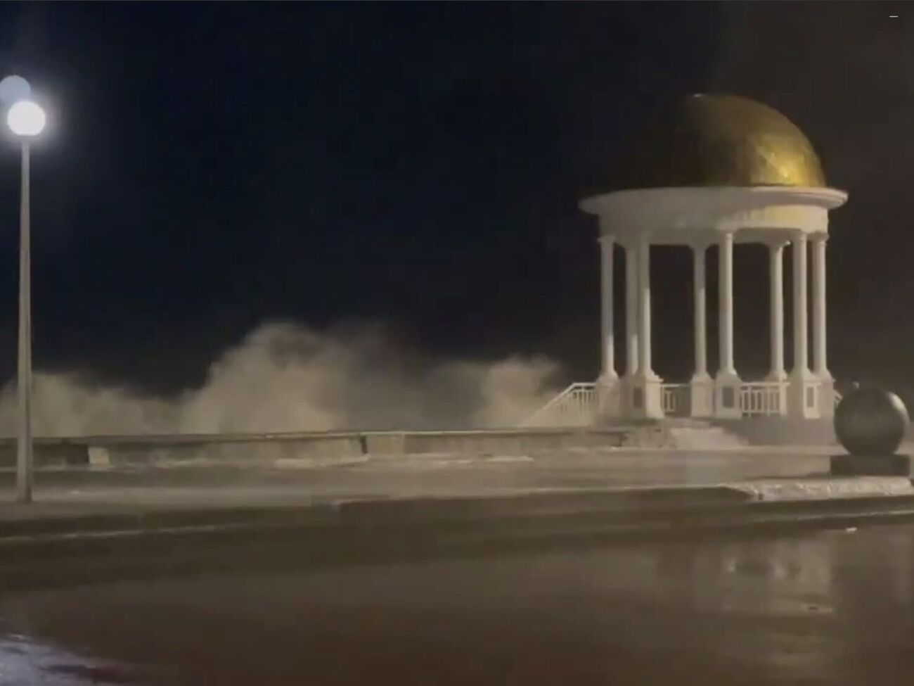 На опубликованном в соцсетях видео видно, как вода с Азовского моря попадает на набережную Бердянска, а также течет по улицам города