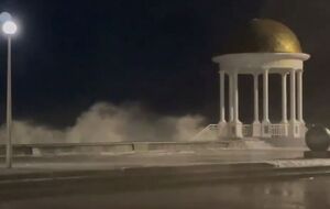 На опубликованном в соцсетях видео видно, как вода с Азовского моря попадает на набережную Бердянска, а также течет по улицам города