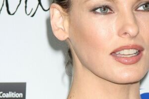 Евангелиста родилась в 1965 году в Канаде