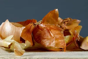 Луковая шелуха проста в использовании