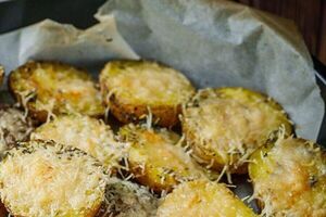 Картоплю спочатку потрібно готувати в розігрітій до +180 °C духовці