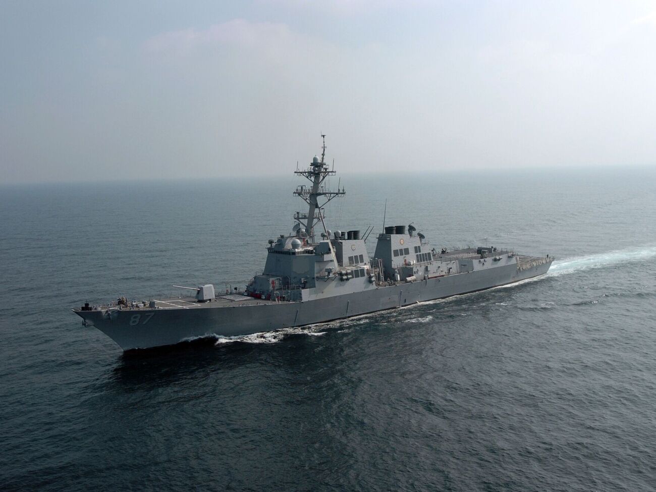 Эсминец США откликнулся на сигнал бедствия в Аденском заливе, пишут СМИ