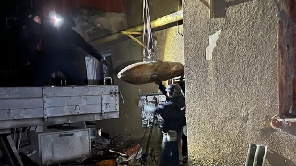 Авиабомбу вытащили из подвала пиротехники