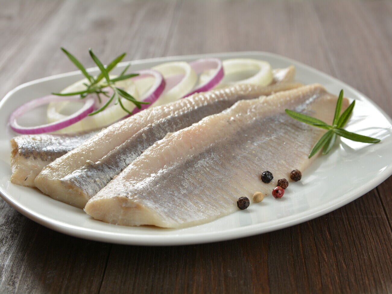 По словам автора видео, чтобы красиво нарезать селедку, сперва необходимо отделить филе