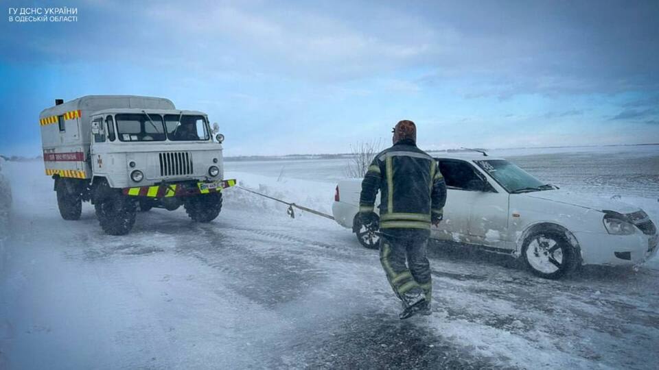 Часть дорог на юге Украины до сих пор перекрыта, из заносов отбуксированы сотни автомобилей