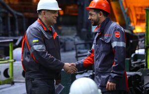 Из последней партии стали комбината "Азовсталь" изготовили 100 тыс. уникальных браслетов в поддержку ВСУ