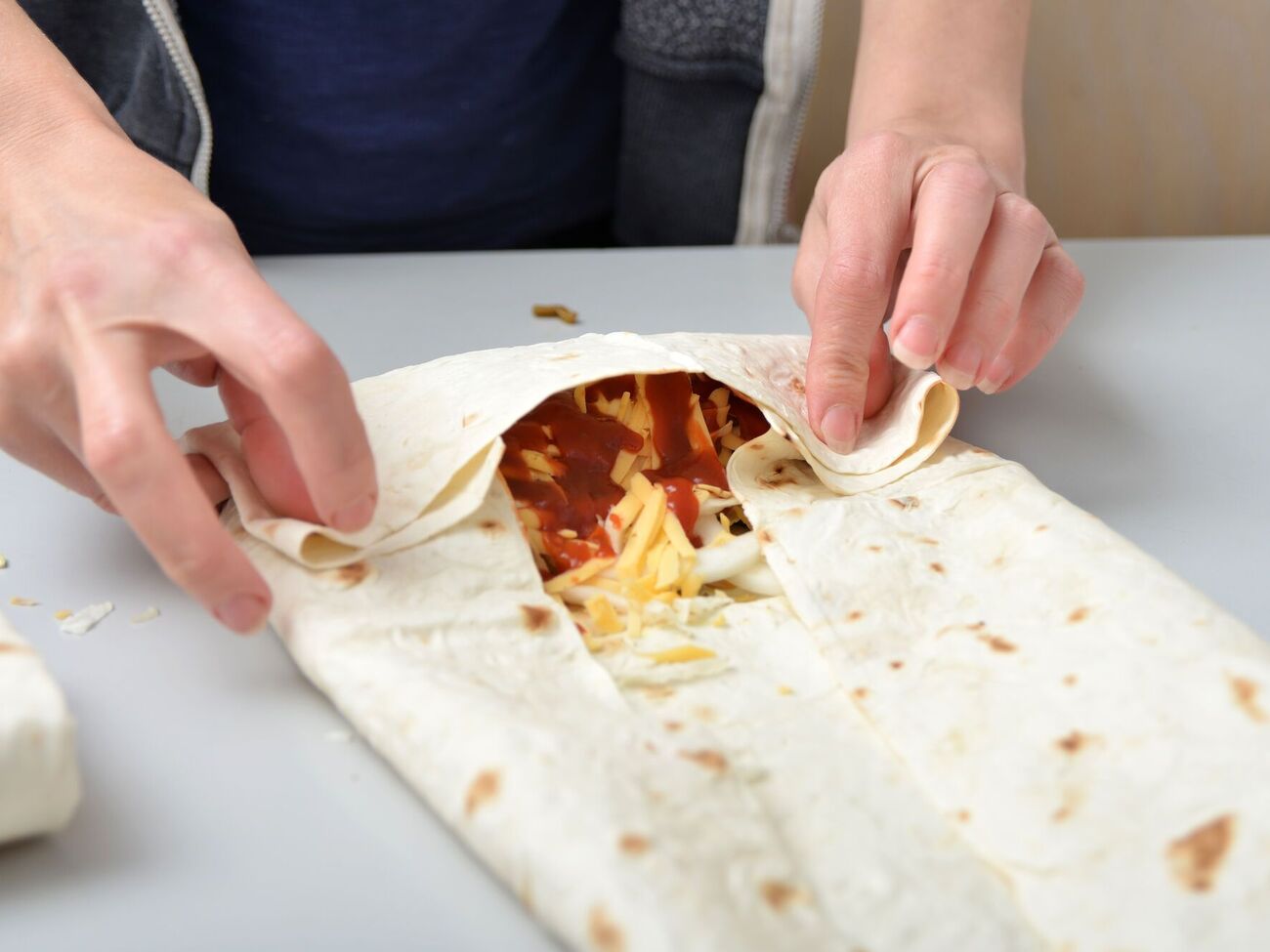 Густую часть борща нужно завернуть в лаваш