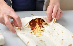 Густую часть борща нужно завернуть в лаваш