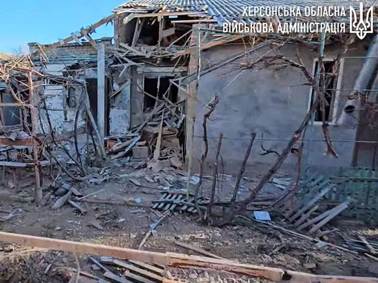 Російська армія вночі вдарила по оселі літнього подружжя в Херсоні