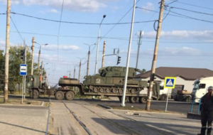 Движение техники оккупантов через Мариуполь не останавливалось даже в шторм, сообщил Андрющенко