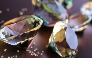 Проект санкций предусматривает, что с 1 января 2024 года запрет будет распространяться на "непромышленные природные и синтетические алмазы, а также ювелирные изделия с бриллиантами"