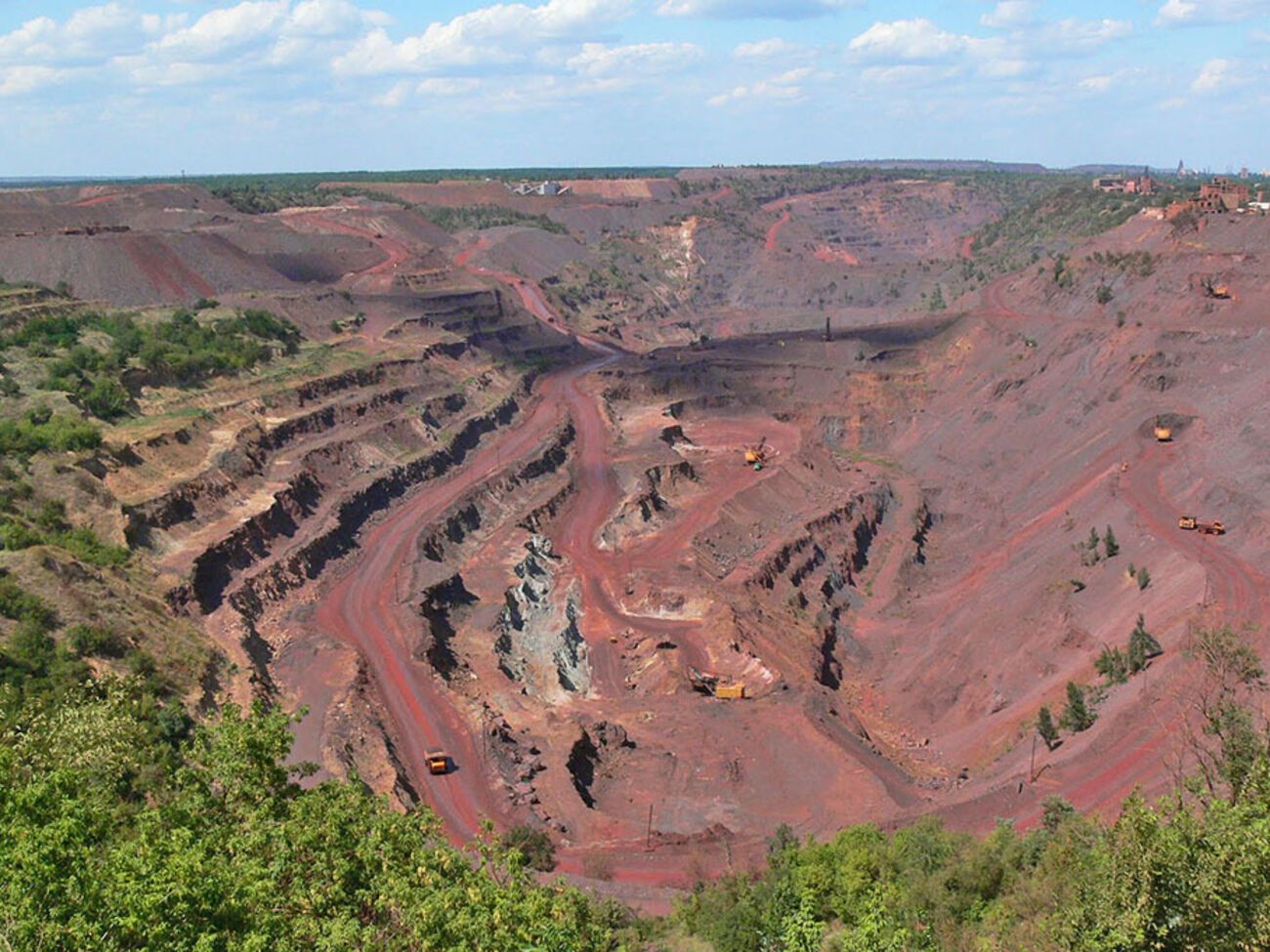 Black Iron – компанія з розвідки й розроблення залізної руди, має у своїй 100-відсотковій власності Шиманівський залізорудний проєкт, розташований у Кривому Розі