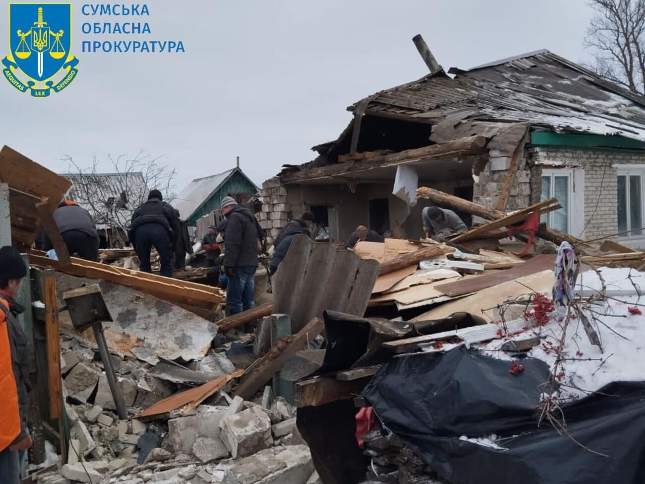 Разрушения и повреждения из-за российского обстрела получили более семи частных домов в Середина-Буде, отметили в полиции