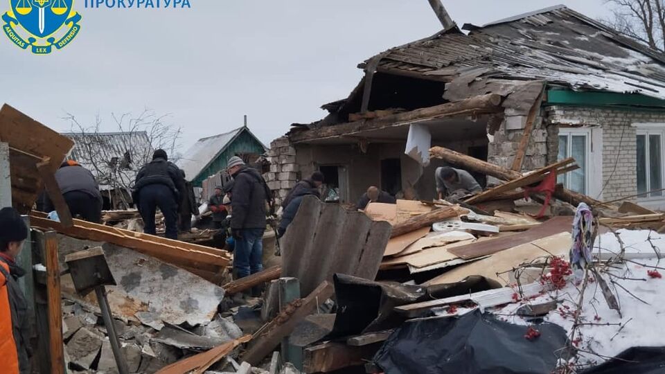 Руйнувань і пошкоджень через російський обстріл зазнало понад сім приватних будинків у Середині-Буді, зазначили в поліції