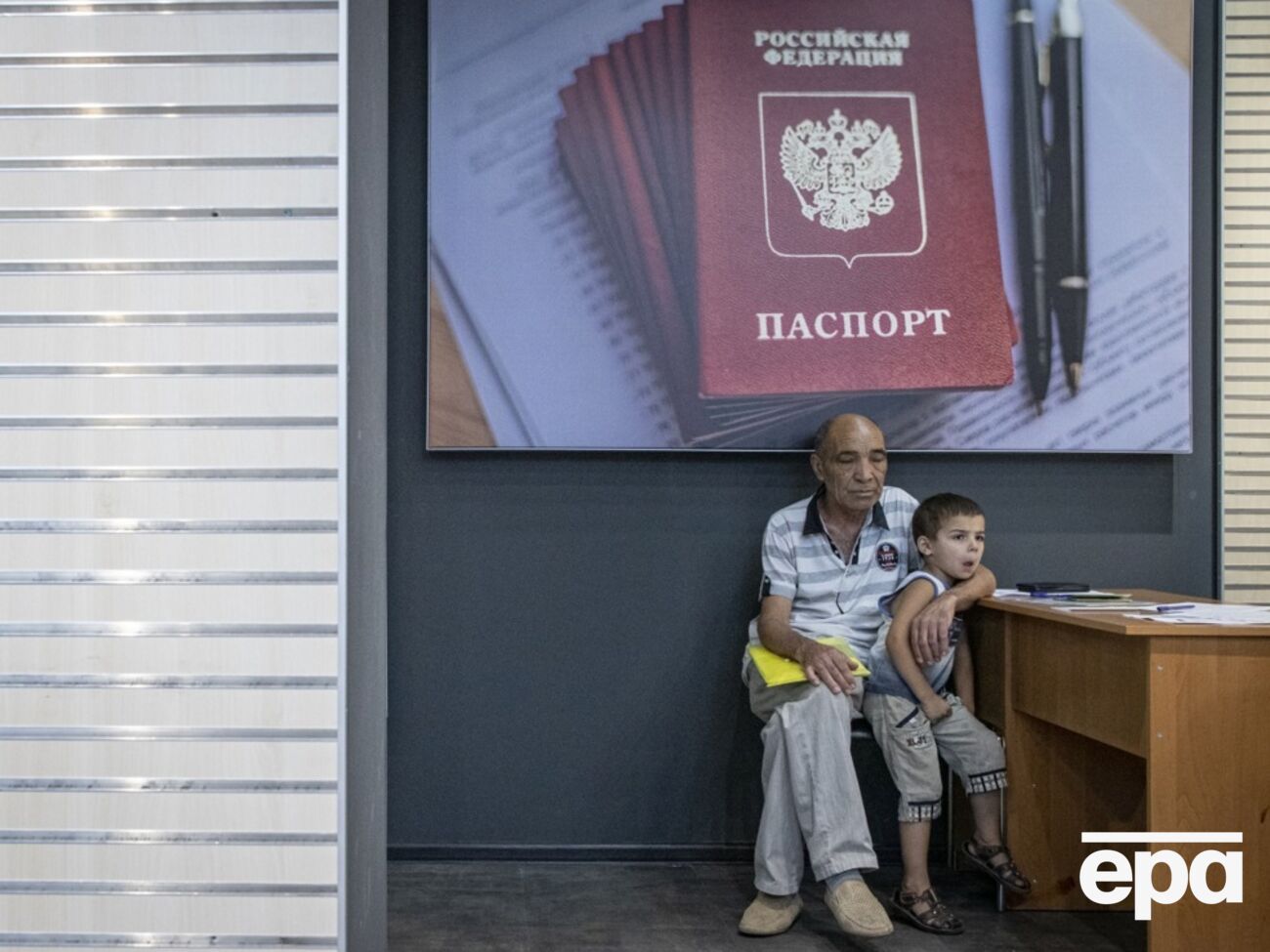 Родителям детей, который имеют паспорт РФ и ходят в российскую школу, обещают 15 тыс.