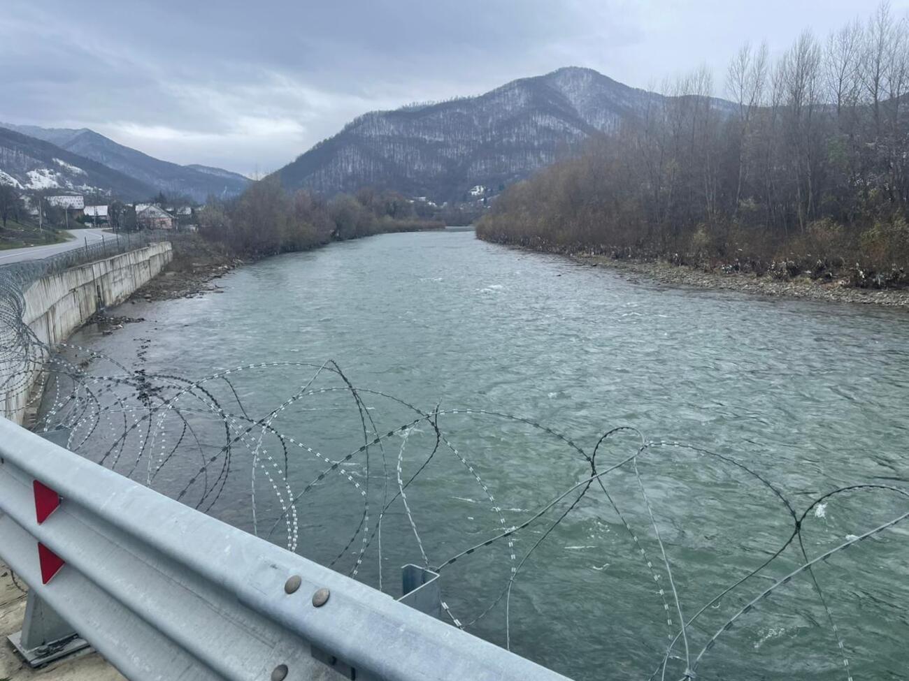 Прикордонники виявили пошкоджений рятувальний жилет і людські сліди, що вели в річку Тиса, зазначили у ДПСУ