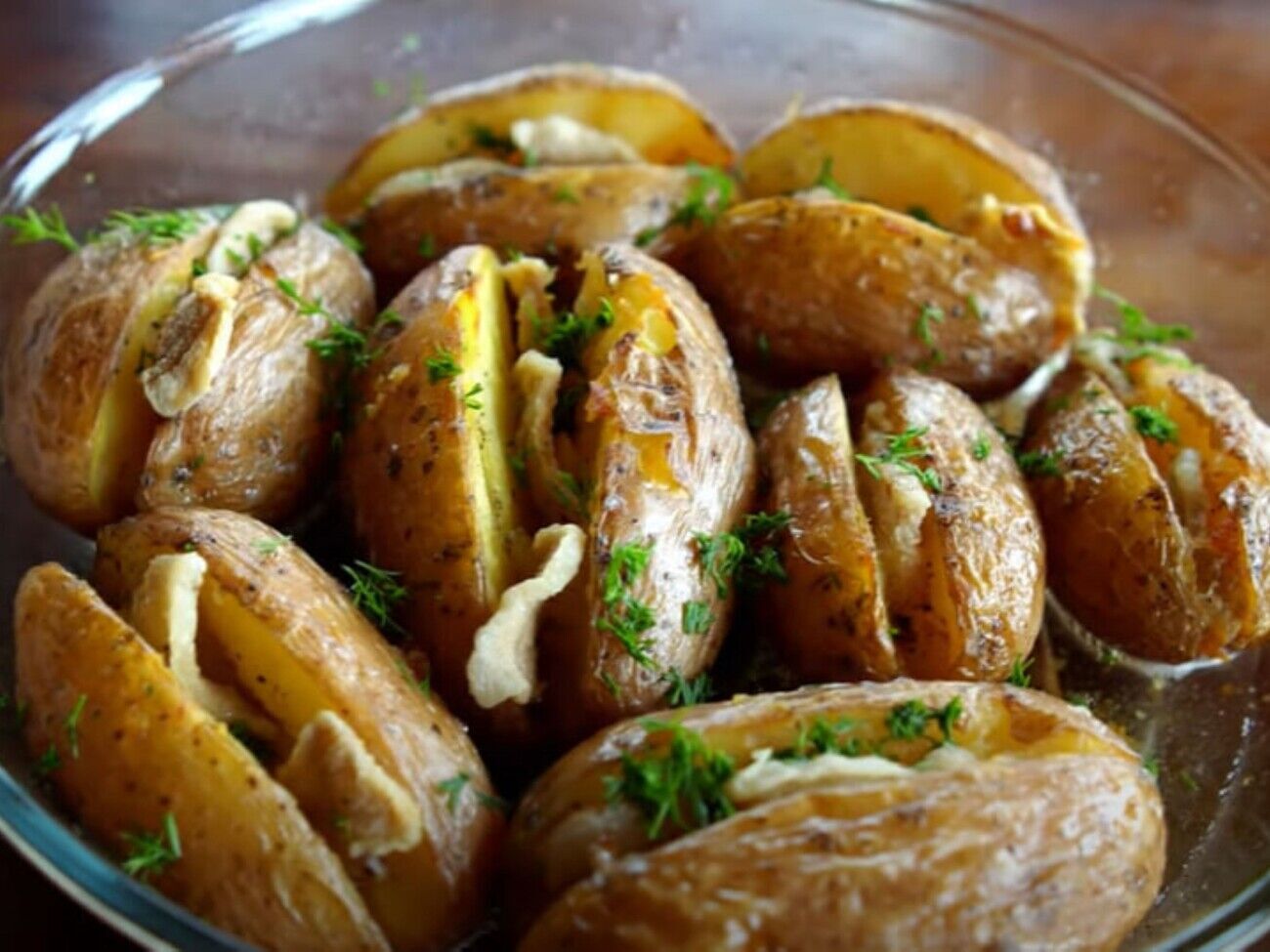 Картофель с салом готовьте в разогретой до 200 °C духовке около 10 минут