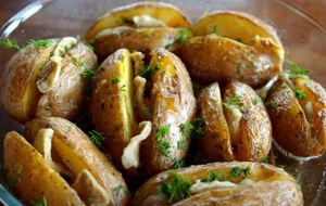 Картофель с салом готовьте в разогретой до 200 °C духовке около 10 минут