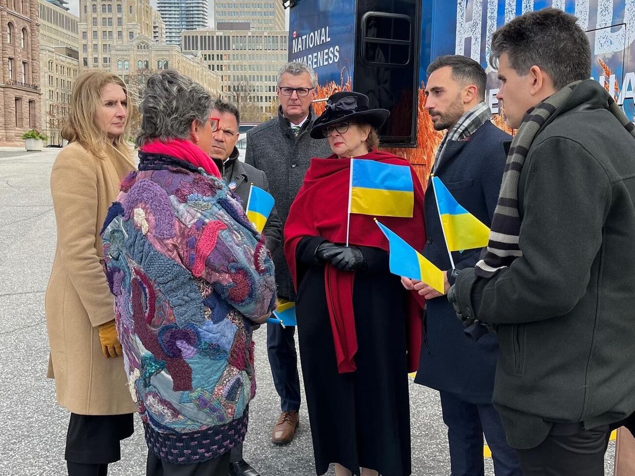 Голод проти українського народу був актом геноциду, обов'язок канадців – "пам'ятати про це", зазначив Лечче (другий праворуч)