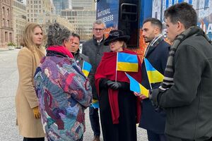 Голод проти українського народу був актом геноциду, обов'язок канадців – "пам'ятати про це", зазначив Лечче (другий праворуч)