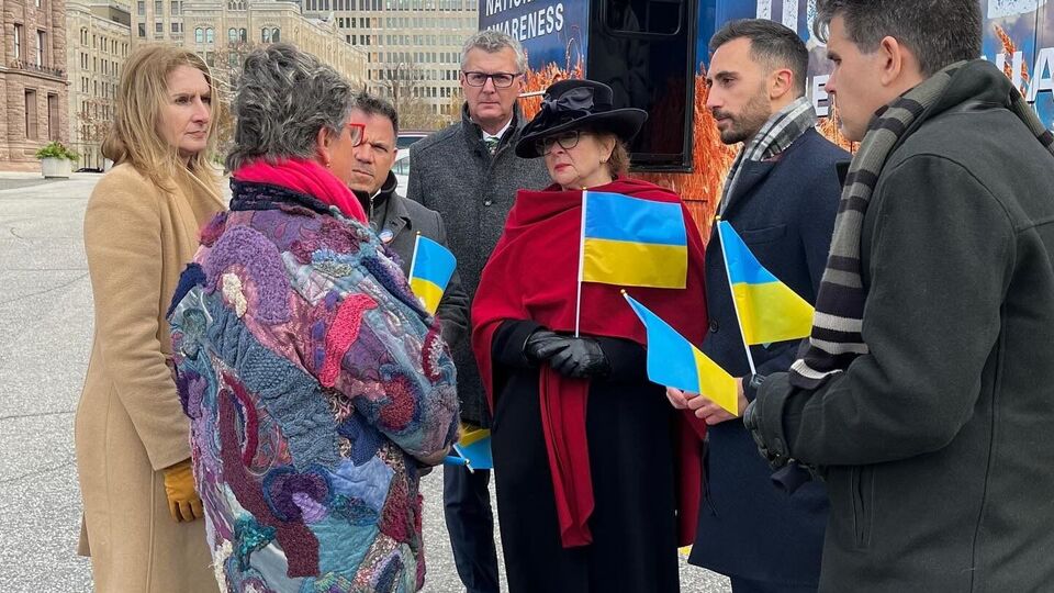 Голод проти українського народу був актом геноциду, обов'язок канадців – "пам'ятати про це", зазначив Лечче (другий праворуч)