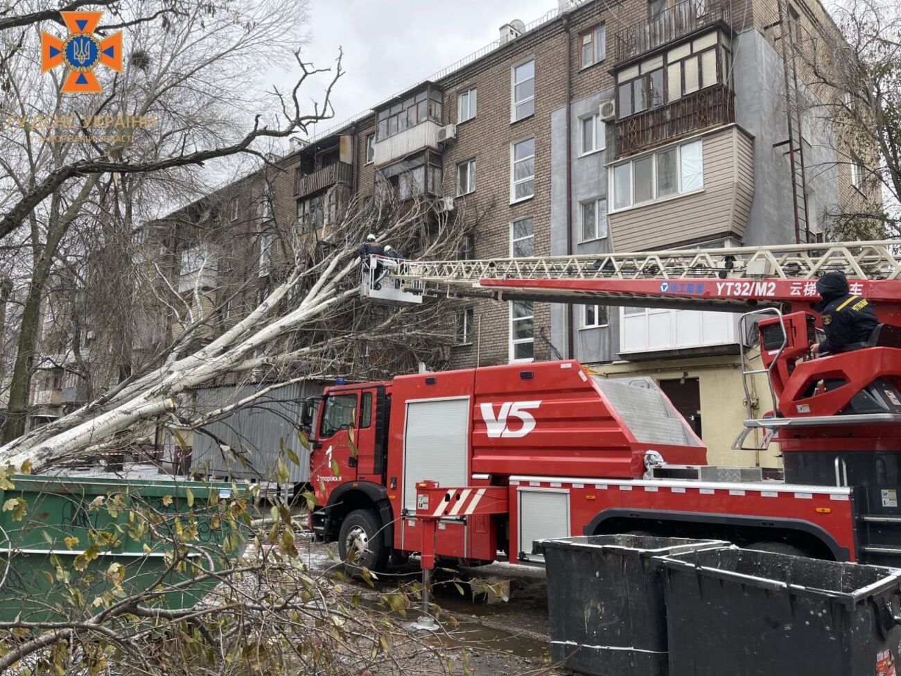 Рятувальники ліквідовують наслідки негоди в Україні