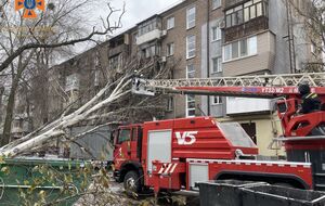 Спасатели ликвидируют последствия непогоды в Украине