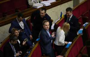 Юрчишин (у центрі) зараз працює заступником голови антикорупційного комітету ВР