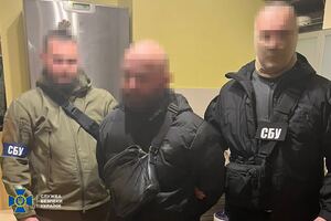 Шістьох підозрюваних затримали під час передання великої суми