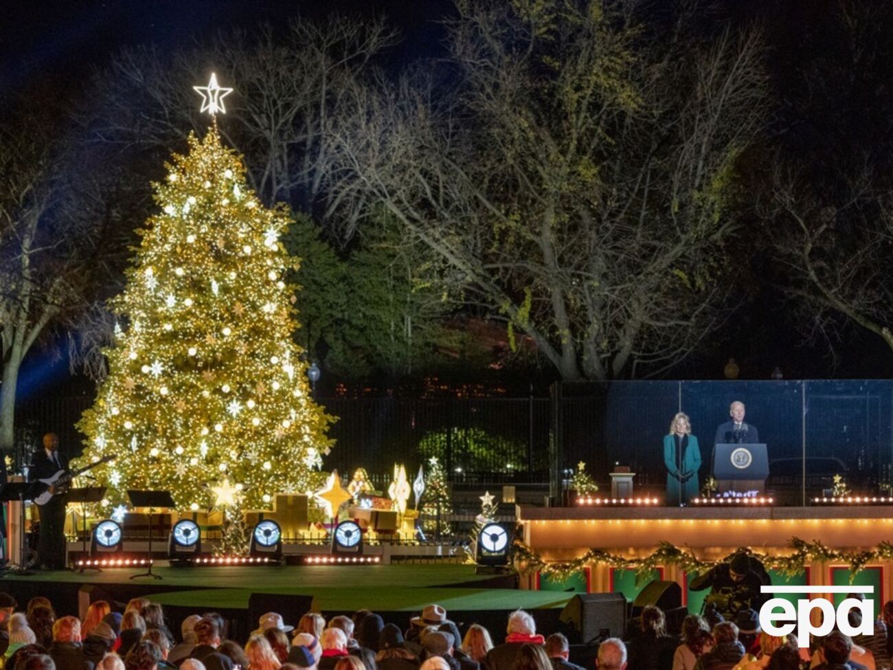 Национальная рождественская елка находится у президентской резиденции США