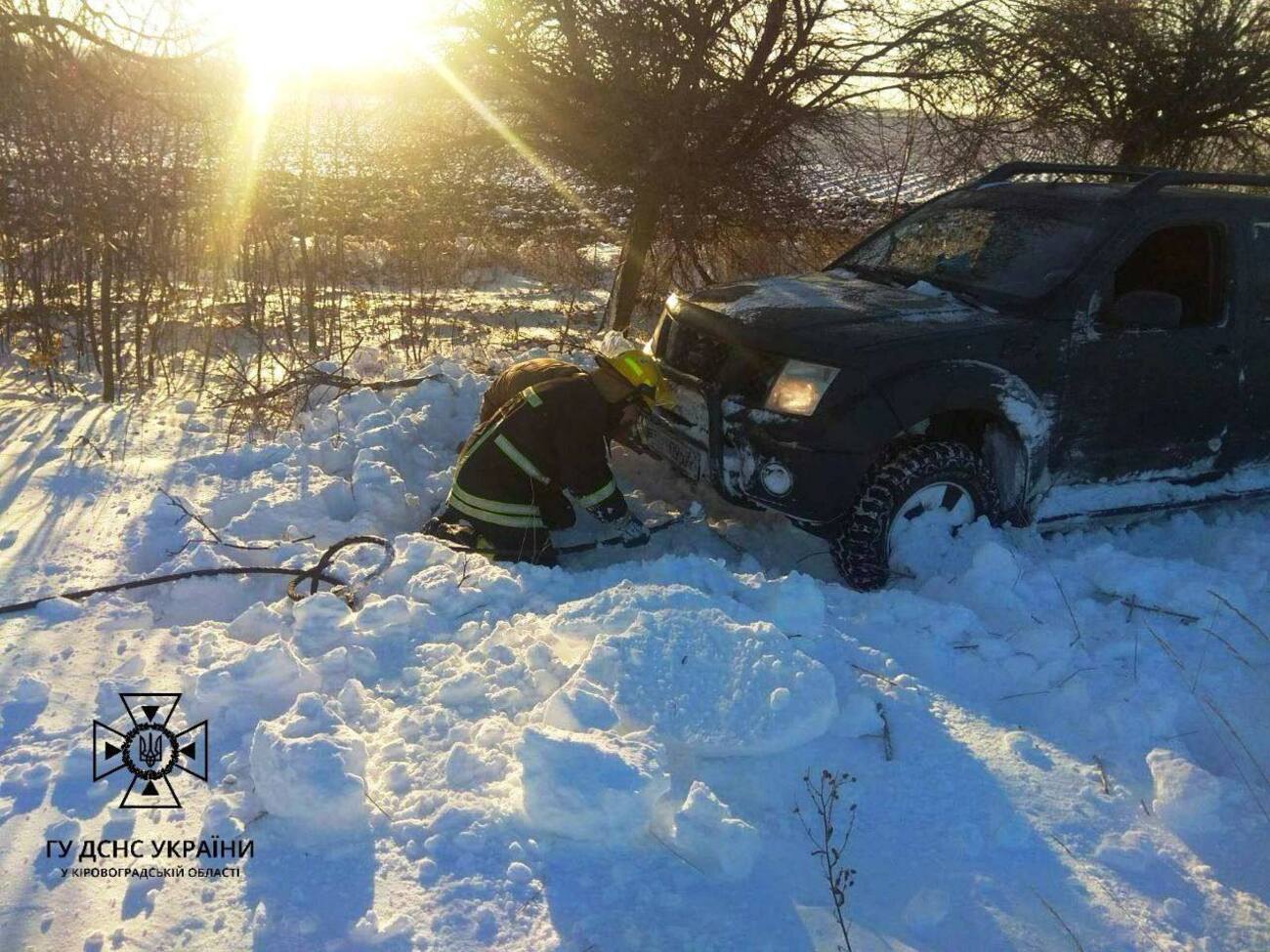 Під час негоди в Україні рятувальники відбуксирували приблизно 2 тис. одиниць транспорту, повідомили в МВС