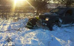 Во время непогоды в Украине спасатели отбуксировали около 2 тыс. единиц транспорта, сообщили в МВД
