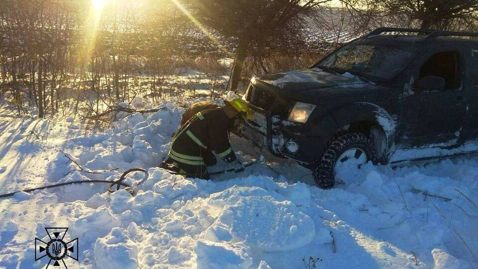 Во время непогоды в Украине спасатели отбуксировали около 2 тыс. единиц транспорта, сообщили в МВД