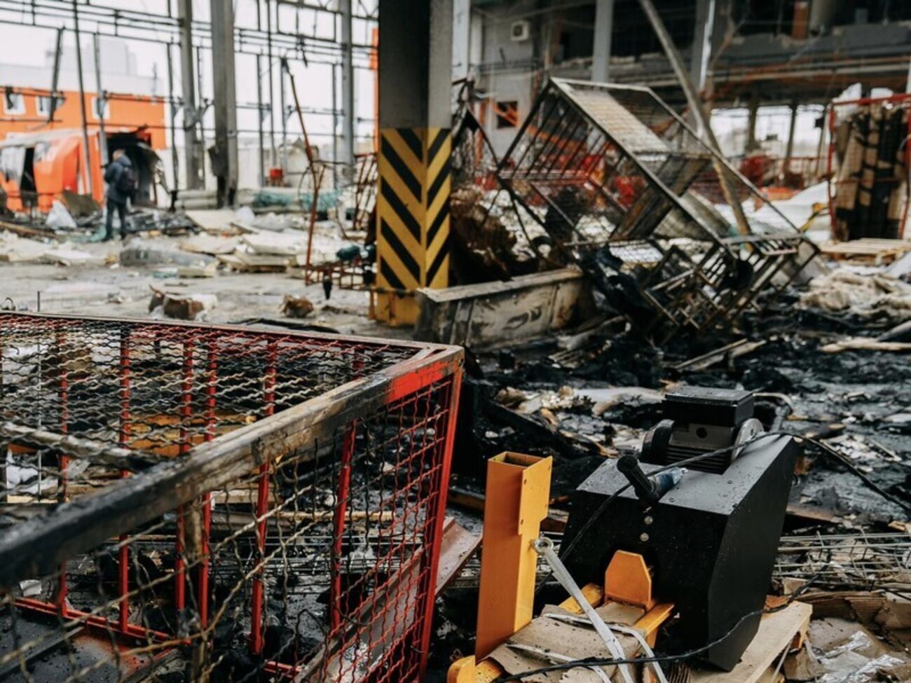 Окупанти атакували термінал "Нової пошти" двома ракетами типу С-300