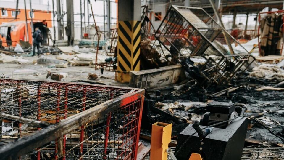 Окупанти атакували термінал "Нової пошти" двома ракетами типу С-300
