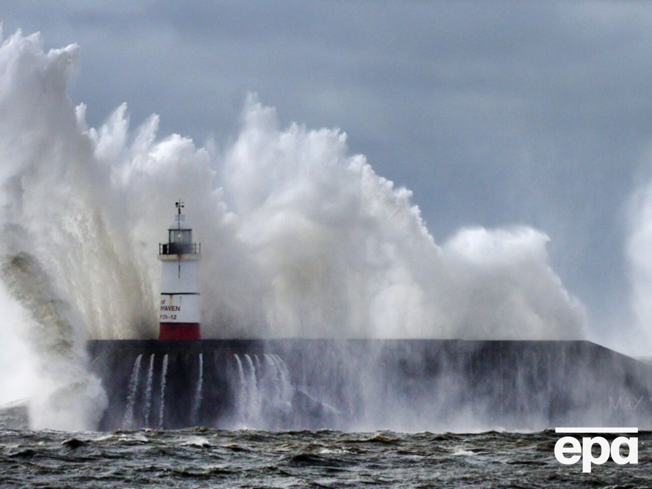 Жертвами урагана "Киаран" в Европе стали как минимум 10 человек