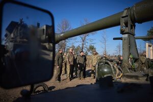 Зеленскому показали артиллерийское вооружение и инженерную технику