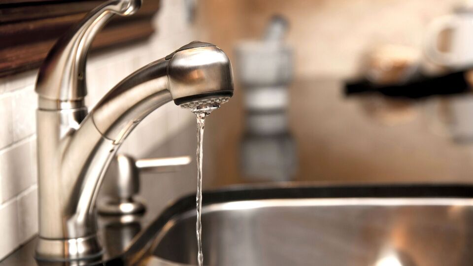 Коммунальщики пока не называют сроки устранения последствий аварии и восстановления водоснабжения